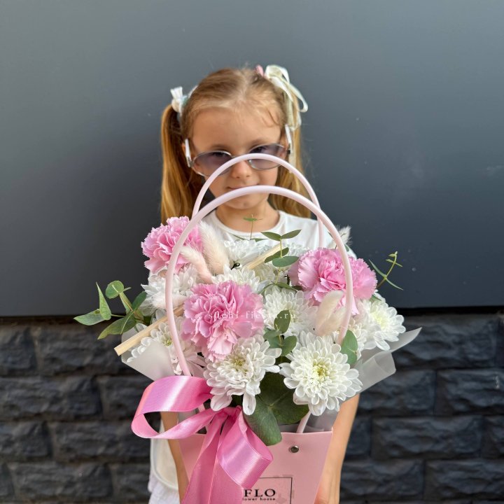 Сумочка из стойких хризантем и диантуса в Костроме