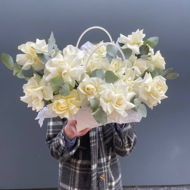 15 белых роз в сумочке в Костроме