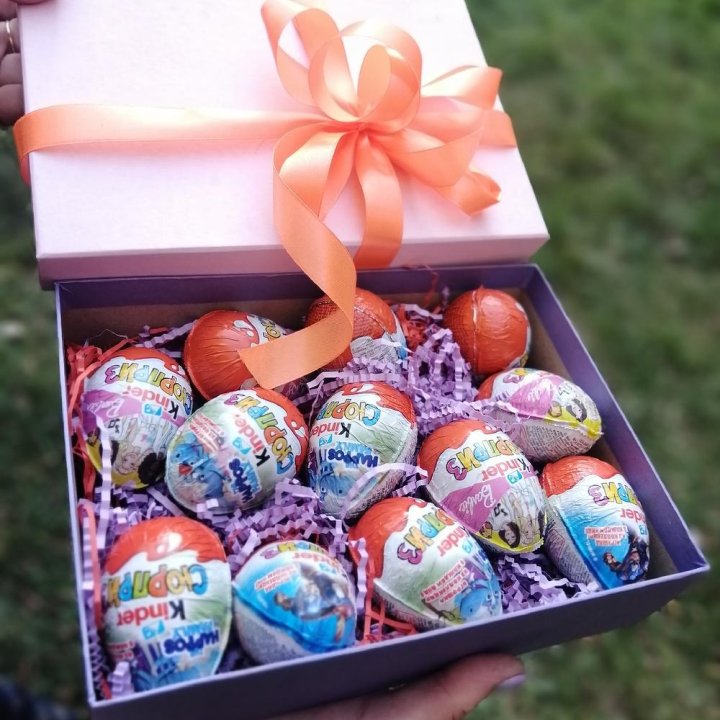 Коробка с киндерами в Костроме