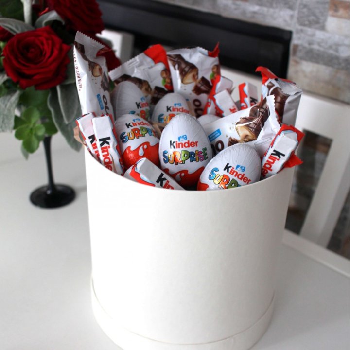 Коробка с киндерами  в Костроме