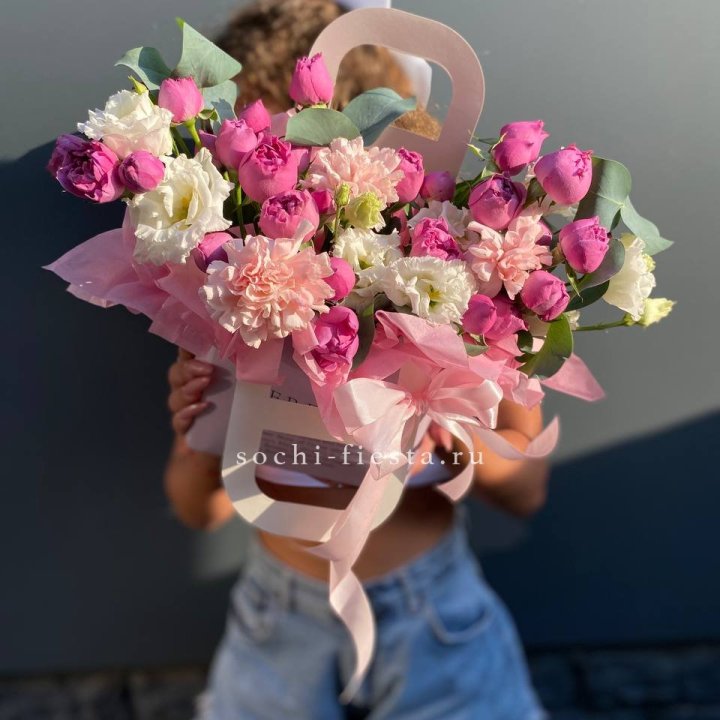 Сумочка с кустовой розой и диантусами в Костроме