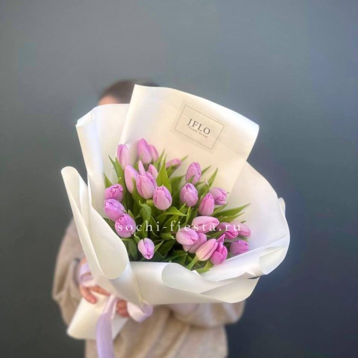 25 сиреневых тюльпанов в Костроме
