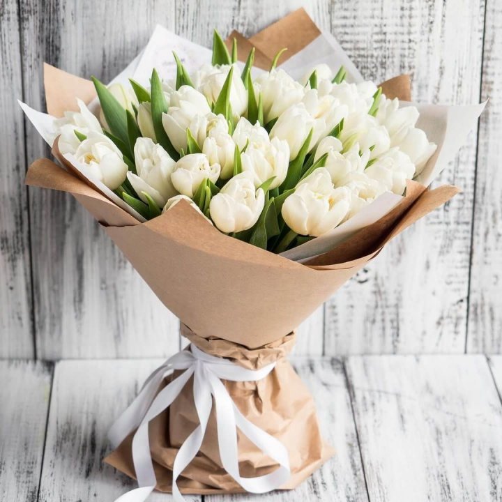 25 белых тюльпанов в Костроме