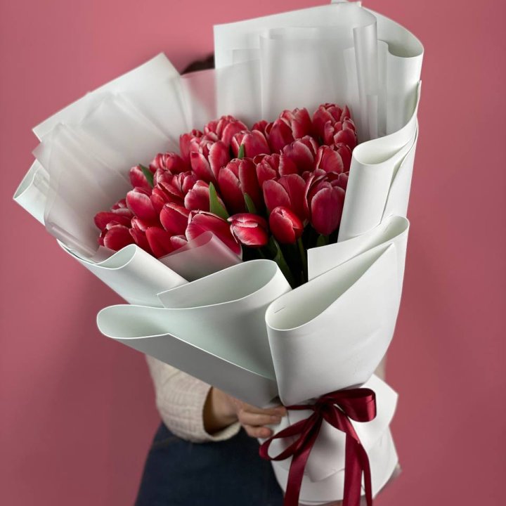 Букет красных тюльпанов в Костроме